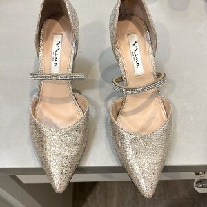 Beautiful silver sparkly heels perfect for a wedding or other formal event 7.5 M